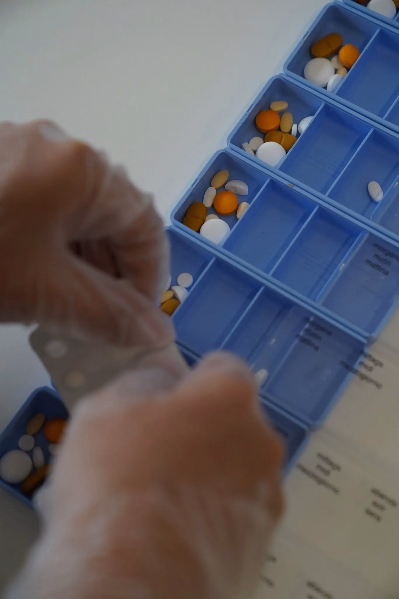 Preparazione organizzata dei medicamenti in un contenitore settimanale